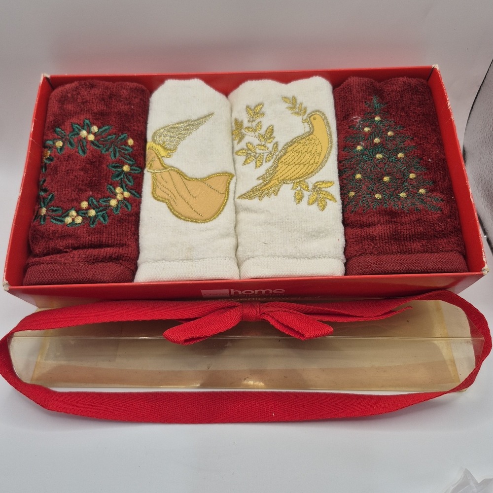 NWT JC Penney Home Collection 4 Piece Fingertip Towel Set